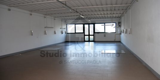 Ampio laboratorio al primo piano con montacarichi e parcheggio – CML/05